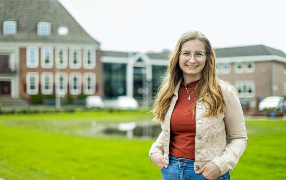 Femke voor het gemeentehuis