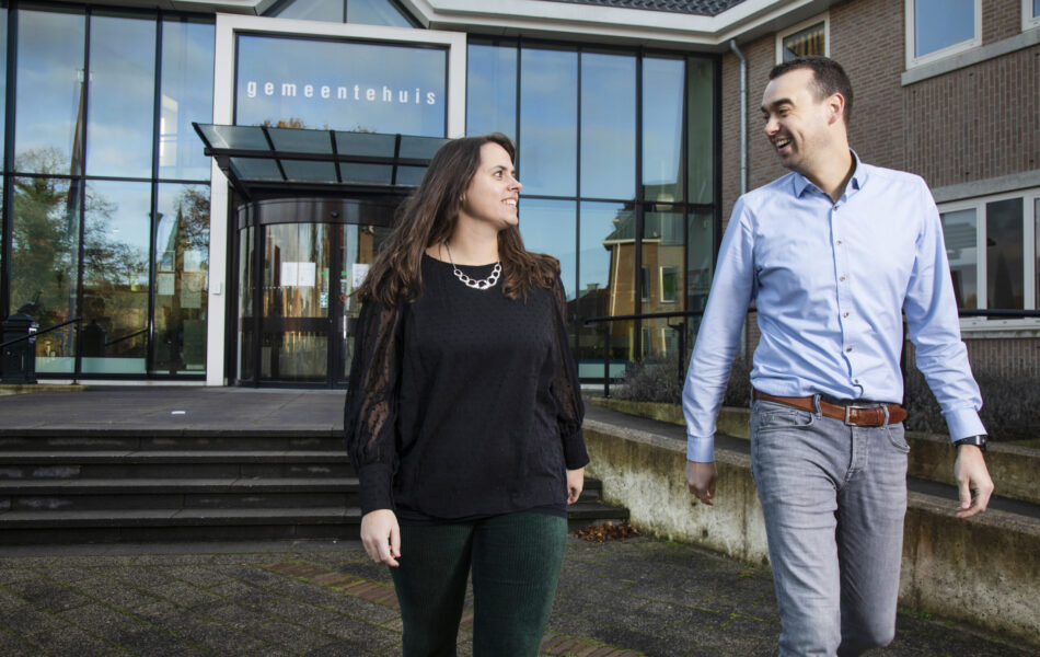 Jaap en Marlin lopen weg van het gemeentehuis.